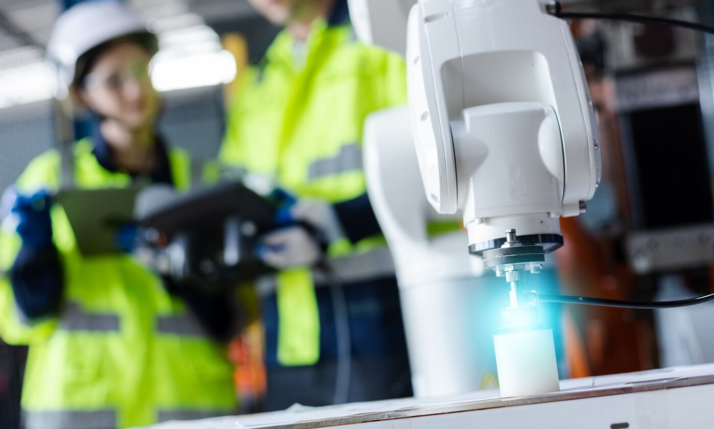Robotic arm operating in a smart factory environment